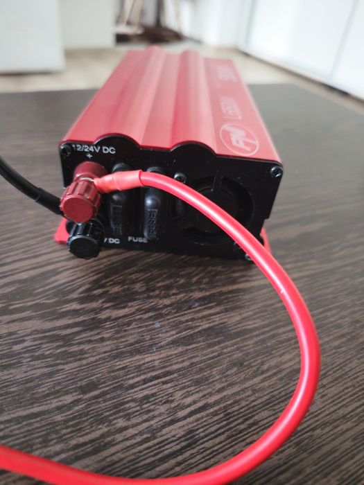 Invertor de tensiune PNI L650W, 500 W, alimentare duala 12 V / 24 V, iesire 230 V, sinus modificat, mufa USB 5 V 500 mAh, clesti alimentare