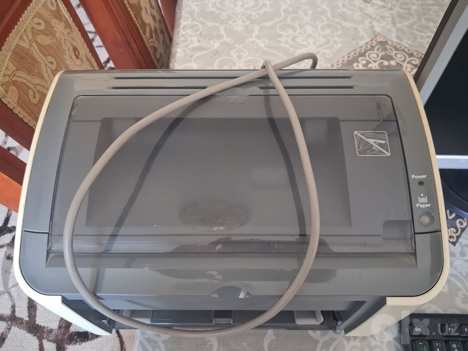 Windows 10 kompyuter sotiladi. Komputer, protester, klaviatura, print