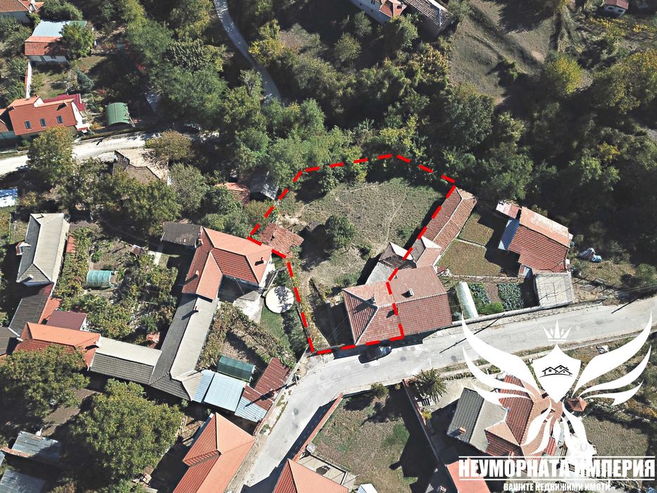 Продавам двуетажна къща 195РЗП с широк двор 1020кв. в с.Тополово