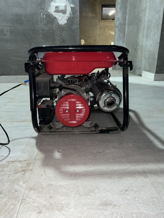 Генератор почти новый 3 кв