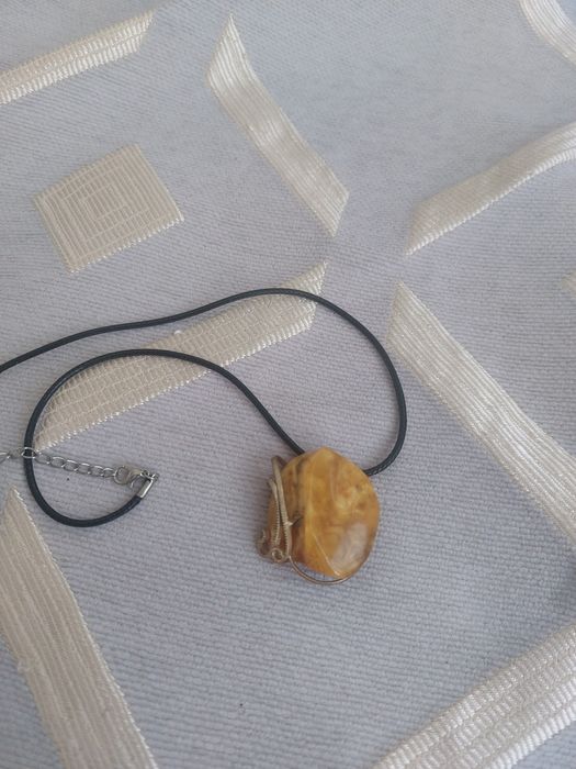Кулон-брошь из янтаря
