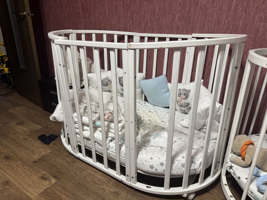 Отдам даром овальную кроватку, в комплекте 2 матраса и простыни