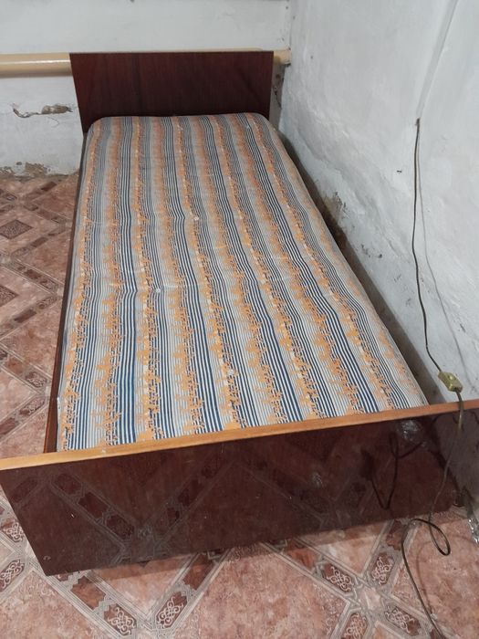 Продам деревянную кровать  без матраца