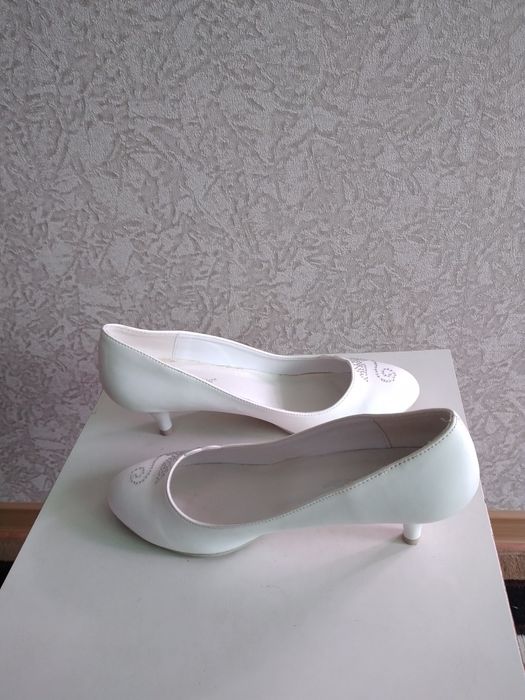 Туфли белые нарядные