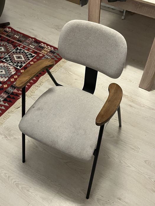 Стул с подлокотниками в скандинавском стиле