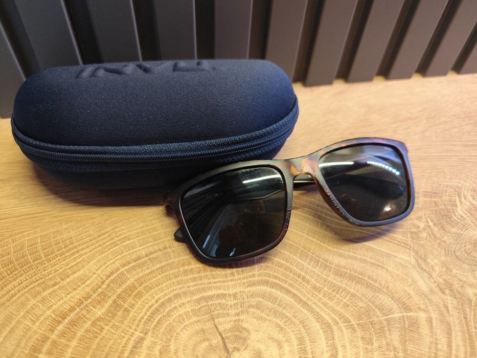 Подарявам дамски слънчеви очила с полароидна защита INVU