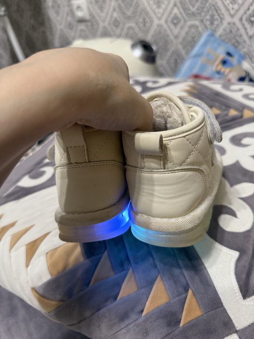 Продам детскую обувь