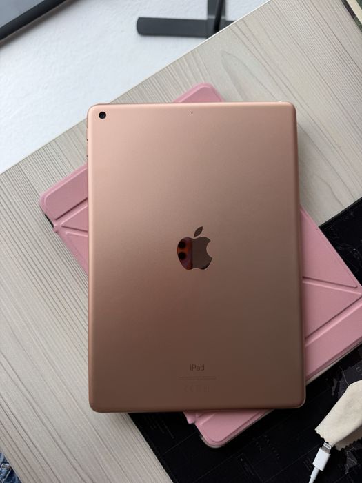Apple ipad 8th. generation, rose gold.
