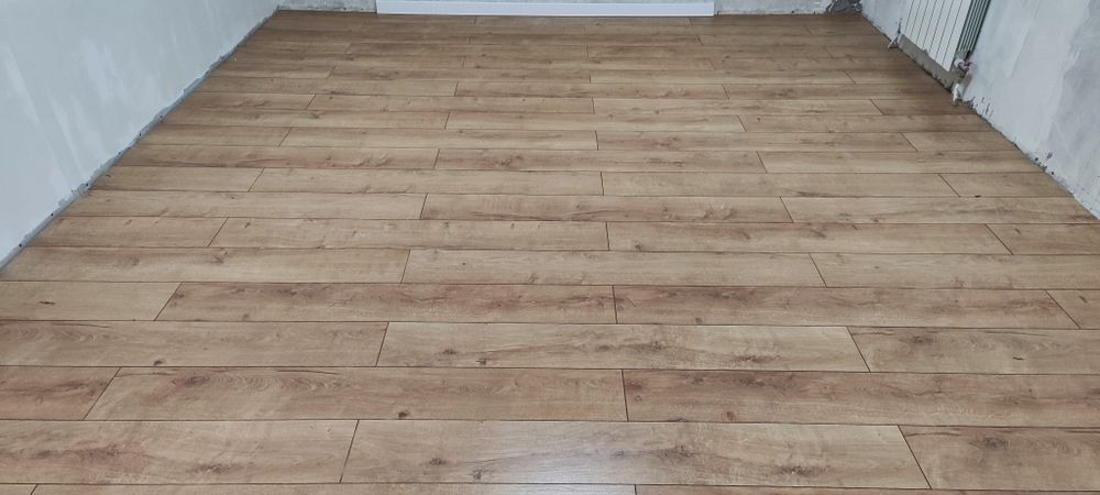 Ламинат, линолеум, паркет, паркет, плинтуса