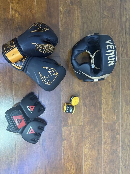 Боксёрские перчатки, шлем, шингалки и бинты.  б/у в идеальном состояни