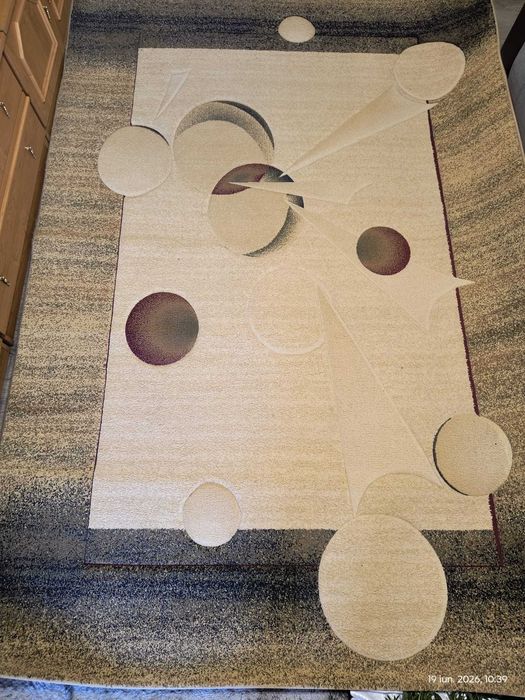 Vând covor. Dimensiuni 200/300 cm. Stare buna. Relații la telefon 0744312266.