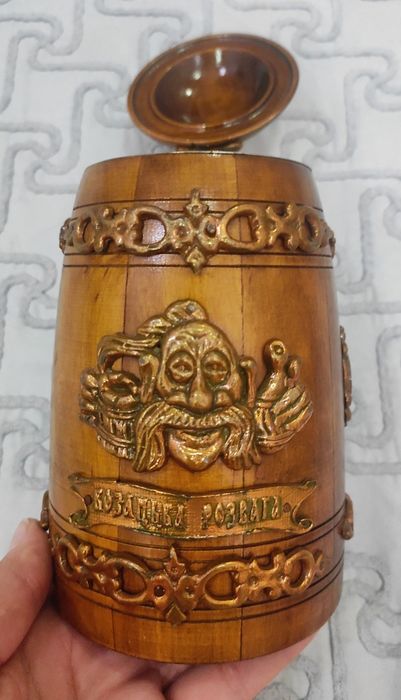 Продаётся привозная большая деревянная кружка.