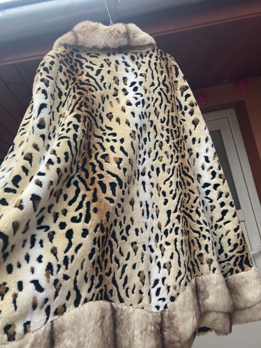 Capa blana artificiala groasa ,bine intretinuta fara urme de uzura