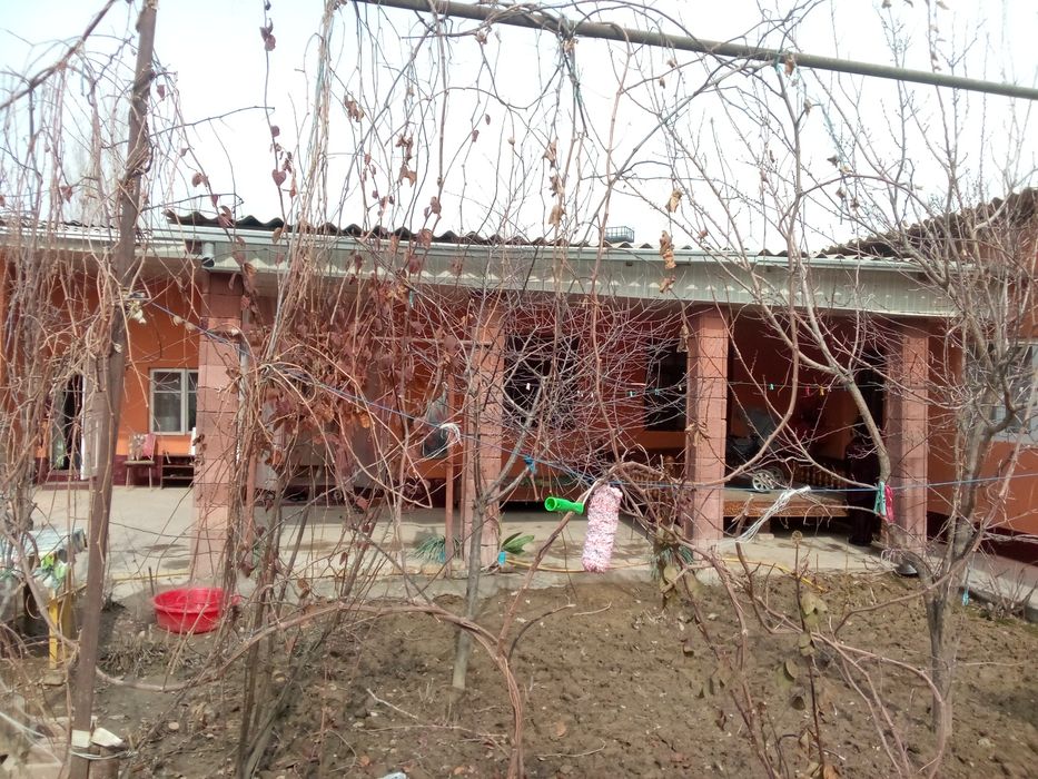 Uy sotiladi 7 ta xona 2 ta xommom 2 ta xojat xona oshxona