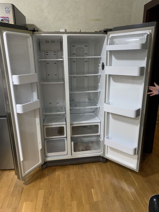 Продам холодильник Samsung RS21HNTRS