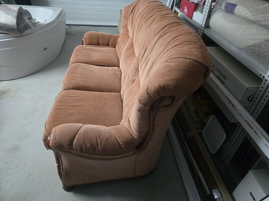 Разтегателен диван и ъглово едноместно джакузи