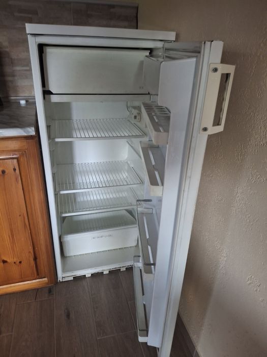 Продавам отлично работещ хладилник Зануси