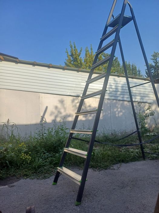 Продается стремянка в отличном состояние