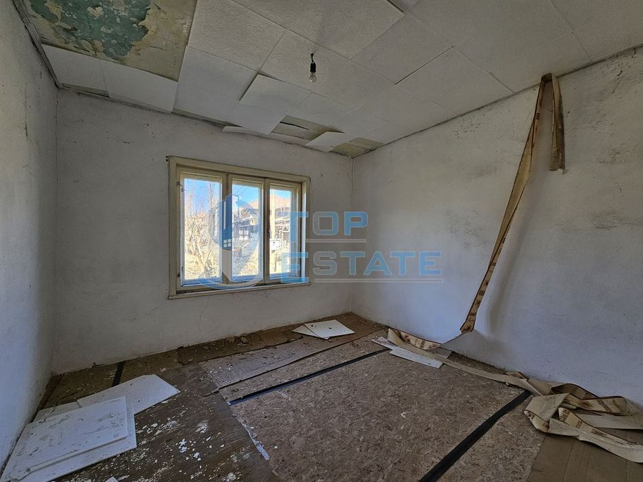 Тухлена къща с кладенец и голям двор в село Павел