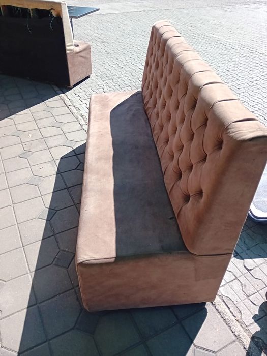 Canapea piece intoarsa, folosita intr-o cafenea, in stare buna