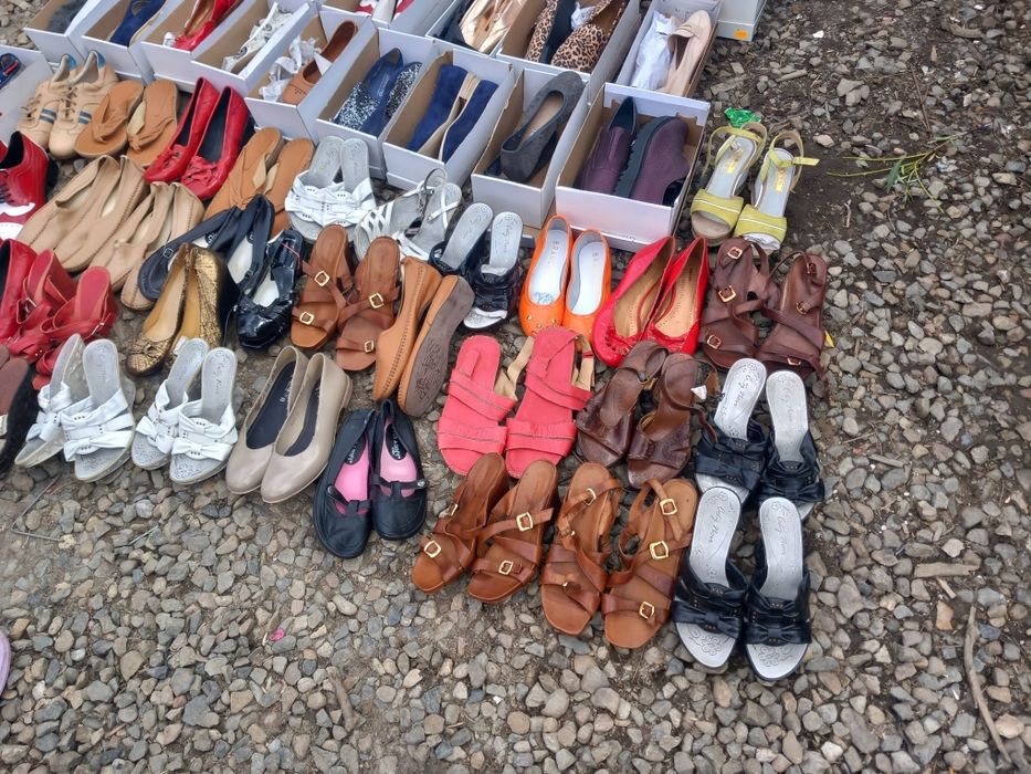 Vând  încălțăminte de femei angro,150 de perechi, preț 10 lei  pereche