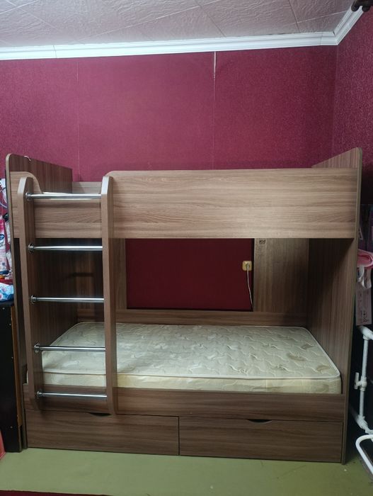 Продаётся двухъярусная кровать с матрасами