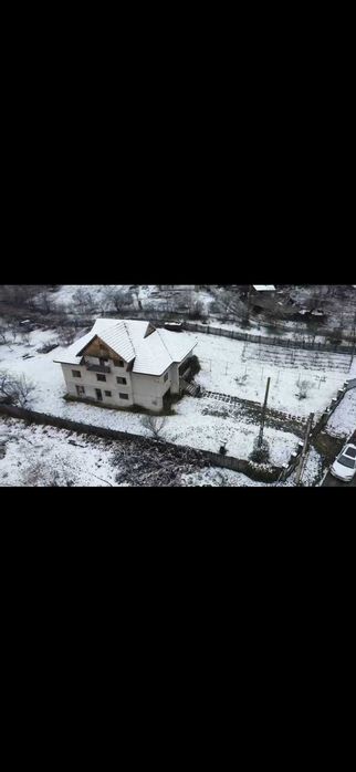 VILĂ ca-n povești situată într-o OAZĂ de VERDEAȚĂ