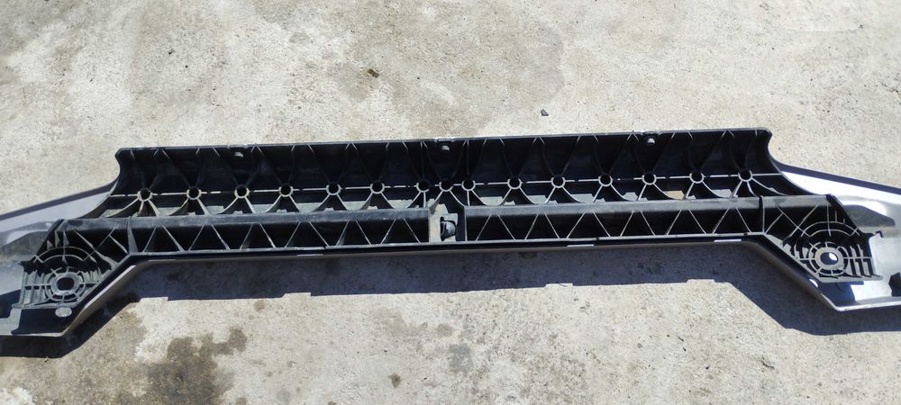 Renault Range T лайсна над радиаторната решетка.