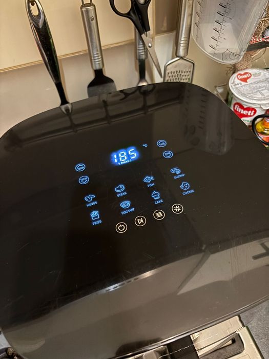 Friteuza cu aer cald/Air fryer