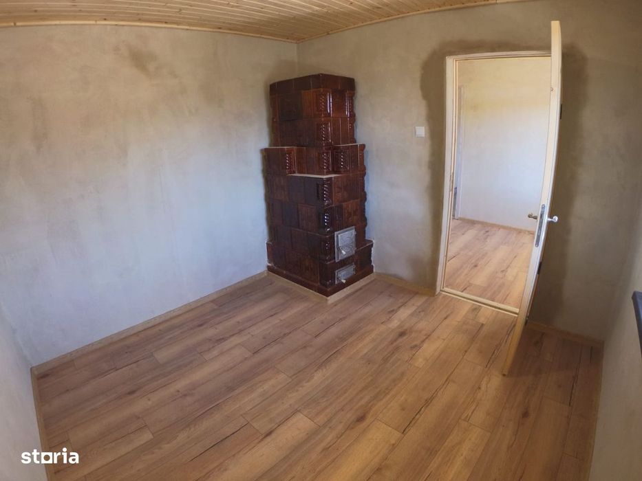 Casa la pret de apartament 4 camere, teren 1770 mp, renovată Ciorani