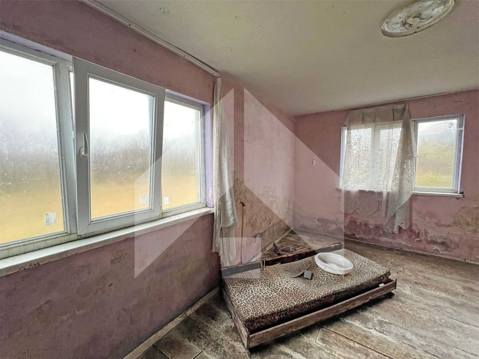 ПРОДАВА двуетажна, тухлена КЪЩА на плоча в с. Цани Гинчево, обл. Шумен