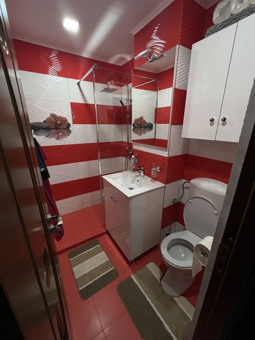 Garsonieră 25 mp, renovată și mobilată complet – Zona OMW Câmpina | 300 €