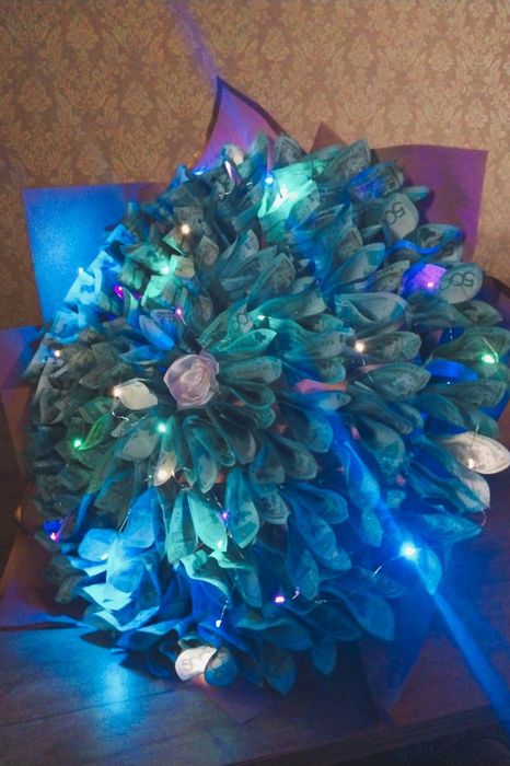 Денежный букет с подсветкой