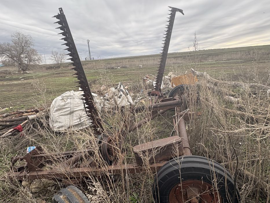 Продам косилку двух бруска и грабли.