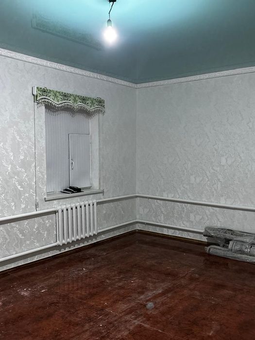 Клею обои, снимаю старые обои.