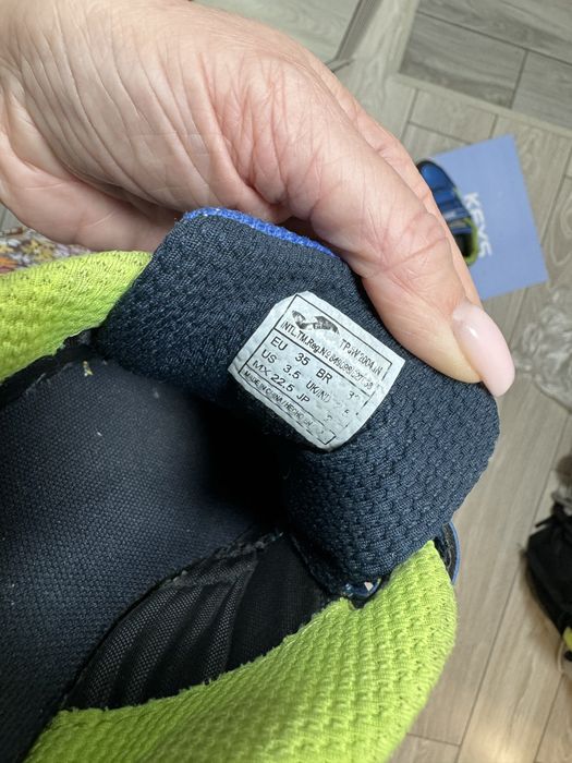 Футбольные кроссовки.