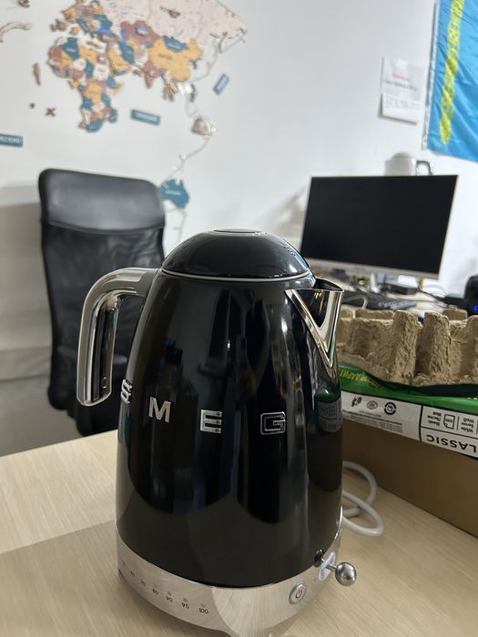 Smeg черный чайник