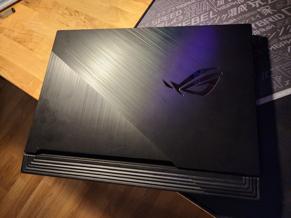 Изключително запазен лаптоп Asus Rog Strix G512LI