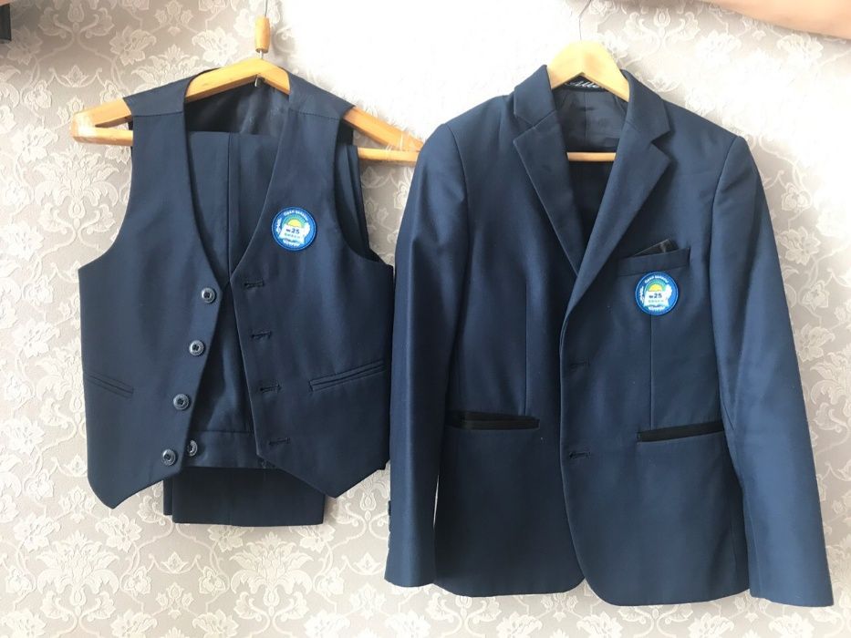 Продам костюм тройка тёмно-синий для мальчиков