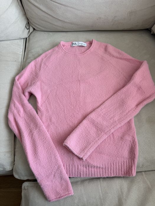 Бежов пуловер Guess и блузи и ризи Zara