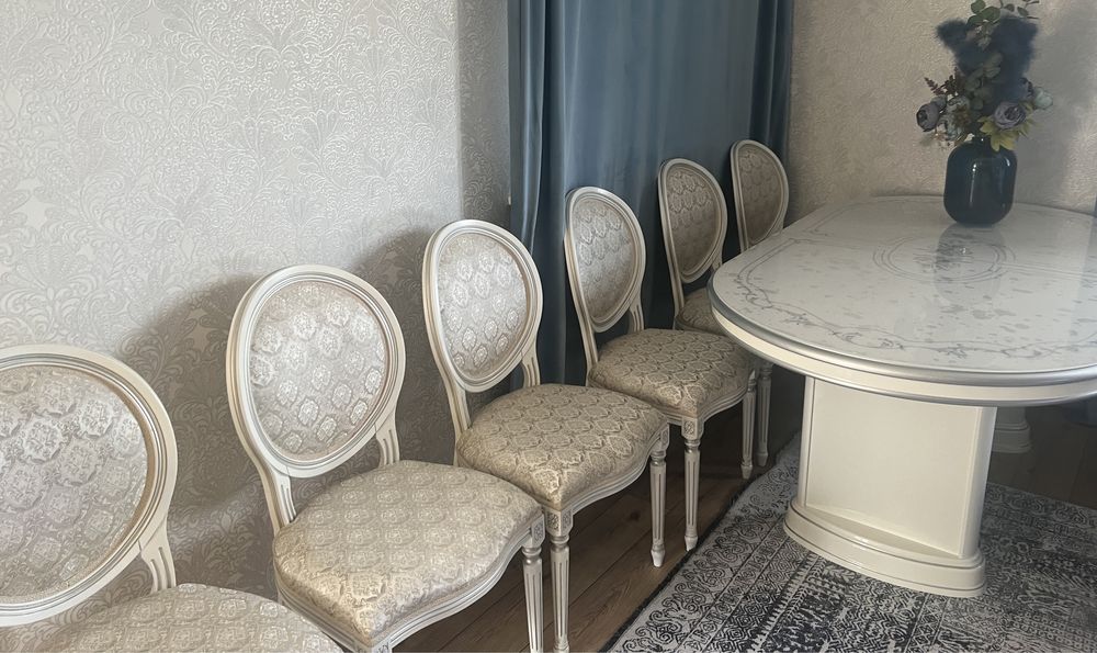 Продам стол со стульями . Стол раздвигается .