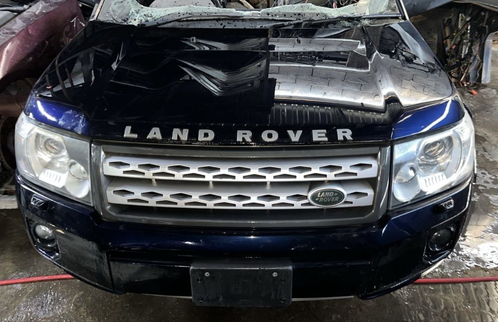 Передняя часть Land Rover Freelander.