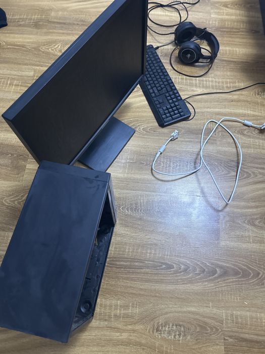 Vand pc cu monitor +restul