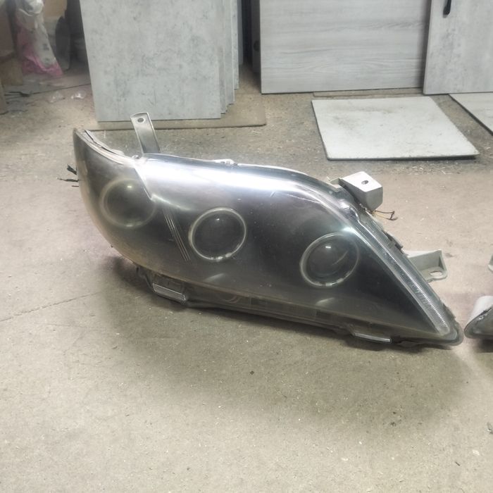 Тайота камри 40  фара