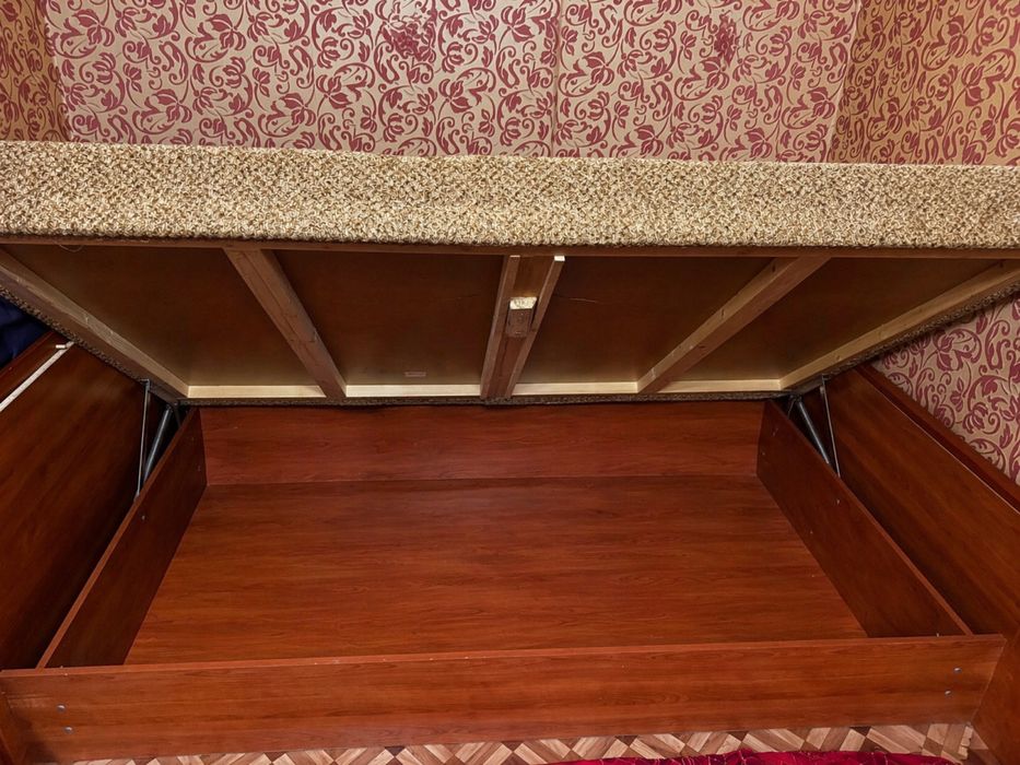 Кровать спальная