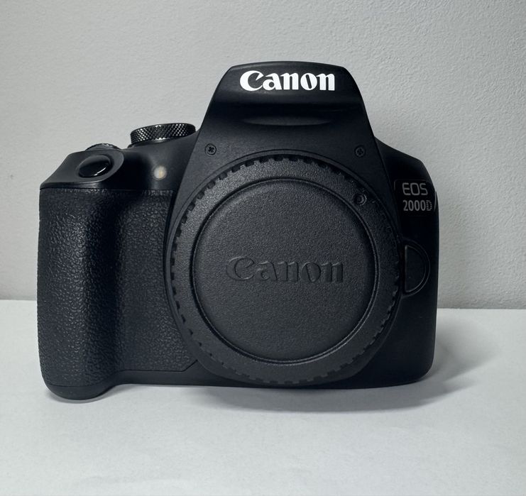 Фотоапарат Canon 2000D