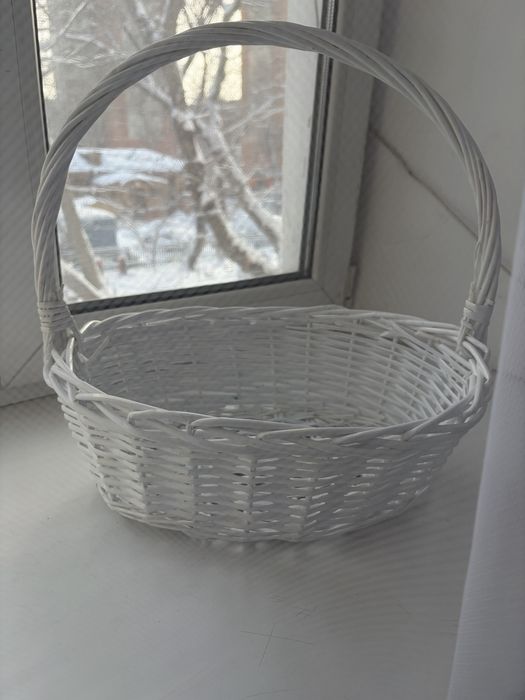 Белая корзинка декоративная