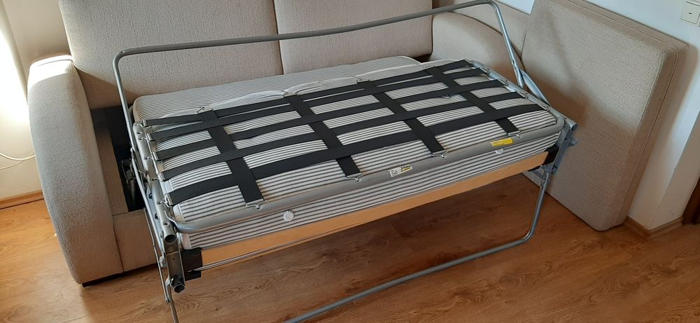 Canapea extensibilă, 200×100 cm în stare excelentă.