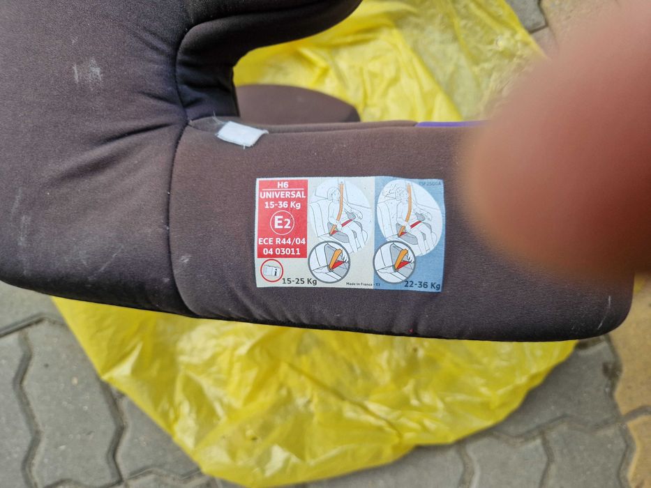 Детска бустер седалка за кола в много добро състояние.