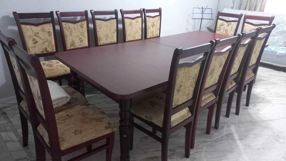 Стол со стульями